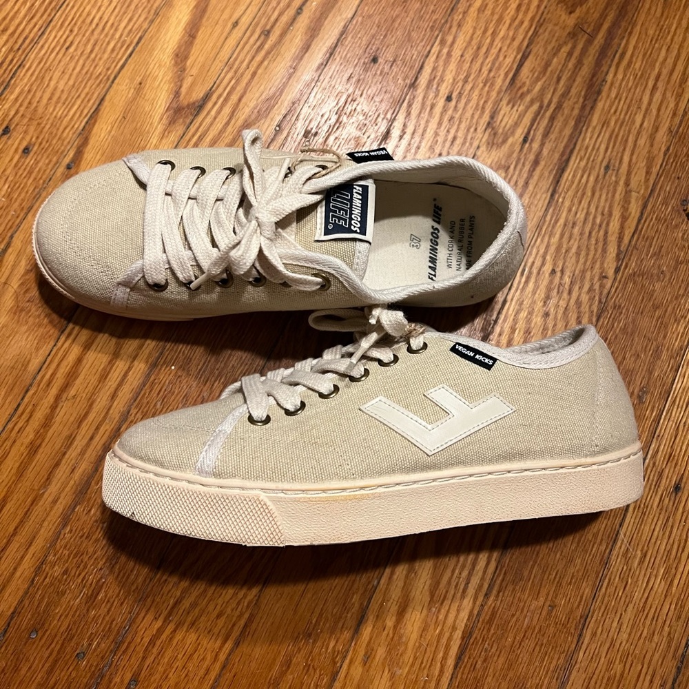 Flamingo Life canvas sneaker. Low cut.